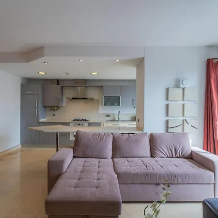 Flh Modern With Balcony דירה